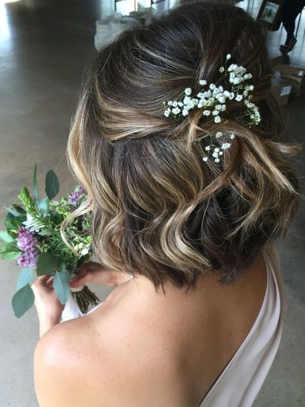 coiffure mariage cheveux courts carré wavy